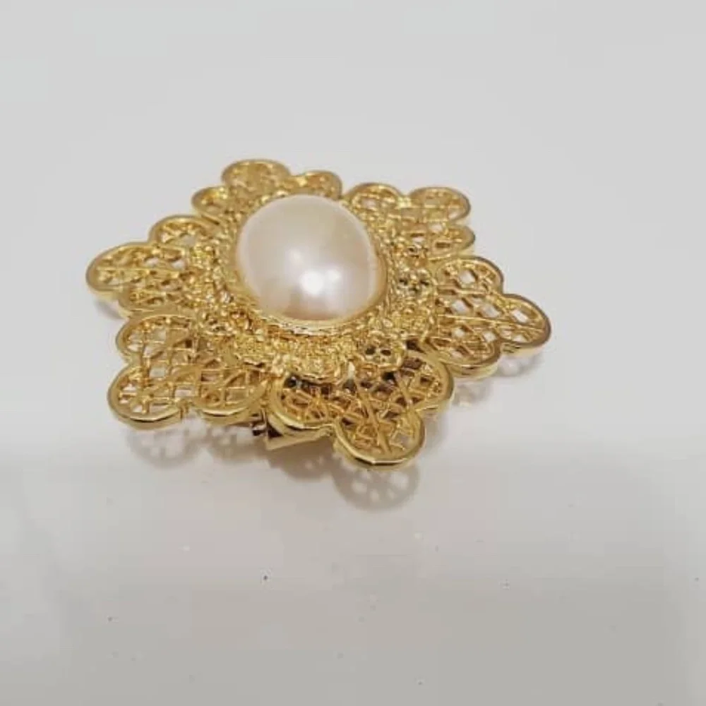 Vintage Gold Tone and Faux Pearl Modern Flower Design Brooch Lapel Pin, Estate🌴